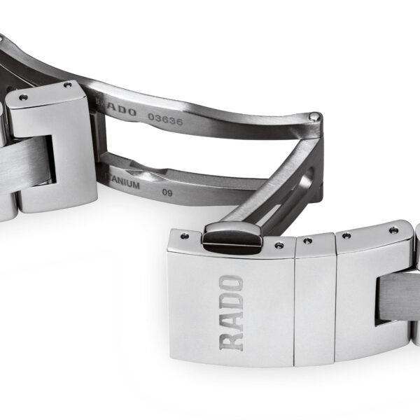 Nahaufnahme einer Titanschließe am Rado Hyperchrome Chronograph XXL, die teilweise geöffnet ist und glatte Metallglieder und eingravierte Markendetails zeigt, wodurch das moderne und langlebige Design hervorgehoben wird.