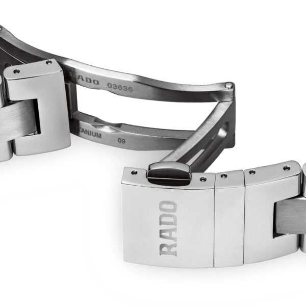 Nahaufnahme des Metallarmbands des Rado Hyperchrome Chronograph XXL mit geöffneter Schließe, die die Marke „Rado“ erkennen lässt. Das Armband hat eine gebürstete und polierte Oberfläche, die sein elegantes und robustes Design unterstreicht.