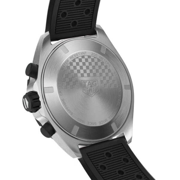Rückansicht einer Tag Heuer Formula 1-Uhr mit Edelstahlgehäuse mit Schachbrettmuster, TAG Heuer-Logo und eingraviertem Text. Sie verfügt über ein strukturiertes schwarzes Gummiarmband und zwei schwarze Seitenknöpfe.