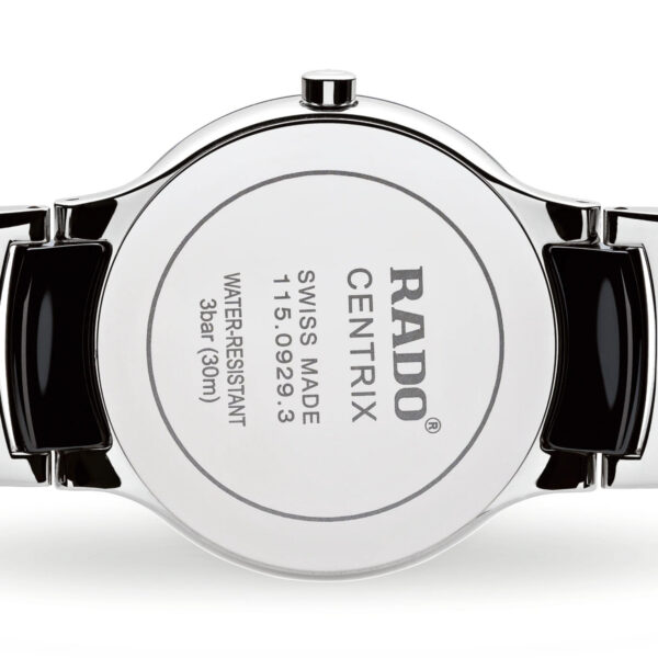 Auf der Rückseite einer Rado Centrix Diamonds-Uhr ist ein Edelstahlgehäuse mit der Aufschrift „SWISS MADE“ und „WASSERDICHT 3 bar (30 m)“ zu sehen. Außerdem ist ein Armband aus schwarzer Keramik und Edelstahl angebracht.