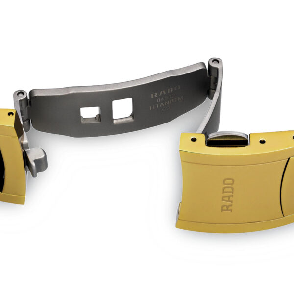 Nahaufnahme einer Rado Centrix-Uhrschließe in Gold und Schwarz, auf der Innenseite ist „Titanium“ eingraviert. Die geöffnete Schließe offenbart einen detaillierten Mechanismus und ein elegantes Design.