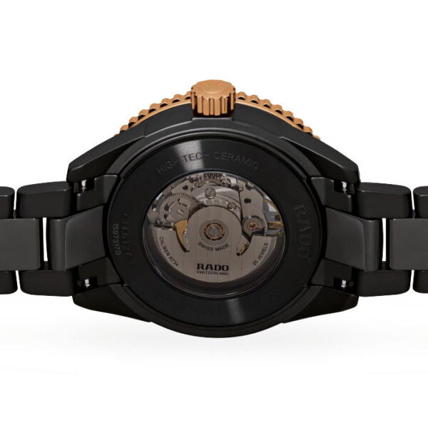 Nahaufnahme der Rado Captain Cook Hightech-Ceramic-Uhrschließe aus schwarzer Keramik und Titan mit teilweise offenem Faltmechanismus. „RADO“ und „TITANIUM“ sind eingraviert und weisen zwei Verbindungsabschnitte mit einem schlanken, modernen Look auf.