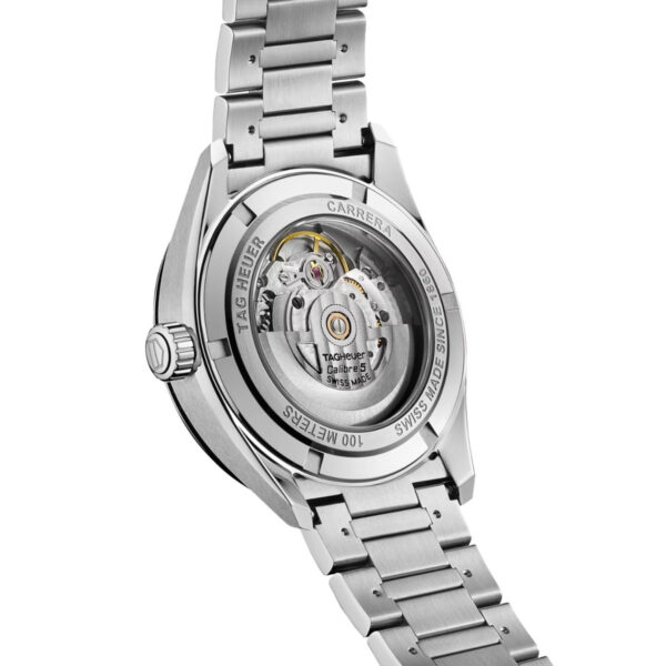 Das Bild zeigt eine TAG Heuer Carrera-Uhr mit einem transparenten Gehäuseboden, der den Blick auf das Automatikwerk freigibt, und einem polierten Gehäuse, das mit einem Edelstahlarmband verbunden ist.