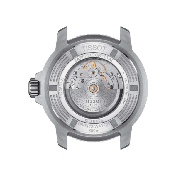 Eine Nahaufnahme der Rückseite einer Uhr aus Edelstahl gibt den Blick auf das innere Uhrwerk mit den Inschriften frei: Marke „Tissot“, Modell „1853“, „Saphirglas“, „Swiss Made“, „600 m“ und der Standard einer Taucheruhr, ISO 6425. Bei dem Produkt handelt es sich um die Tissot Seastar 2000 Professional Powermatic 80.