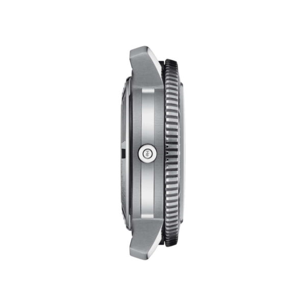 Die Tissot Seastar 2000 Professional Powermatic 80 ist eine silberne Armbanduhr mit schwarzer Lünette, markanter Krone und sichtbaren Rillen, die ihre Dicke und detaillierte Verarbeitung zur Schau stellen. Ihr schlankes Design unterstreicht die anspruchsvolle und robuste Konstruktion.