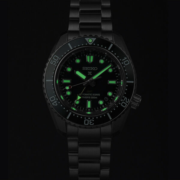 Die Seiko Prospex Automatik GMT Divers Limited Edition verfügt über ein schwarzes Zifferblatt mit leuchtend grünen Zeigern und Markierungen, eine Lünette mit Minutenziffern und ist mit einem Edelstahlarmband gepaart.
