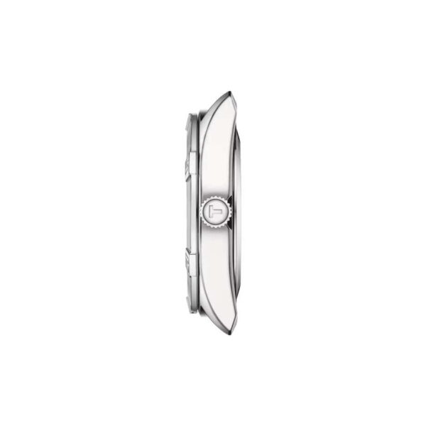 Eine Seitenansicht der Tissot PR 100 Lady Sport Chic zeigt ein schlankes, poliertes Metallgehäuse mit einer runden Aufzugskrone, was ihr minimalistisches Design und ihr glattes, stromlinienförmiges Profil vor einem schlichten weißen Hintergrund betont.