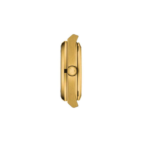 Eine Seitenansicht der Tissot PRX Powermatic 80 35MM in Gold mit der Krone auf der rechten Seite. Das schlanke, minimalistische Design betont die glatte, polierte Metalloberfläche vor einem schlichten weißen Hintergrund.