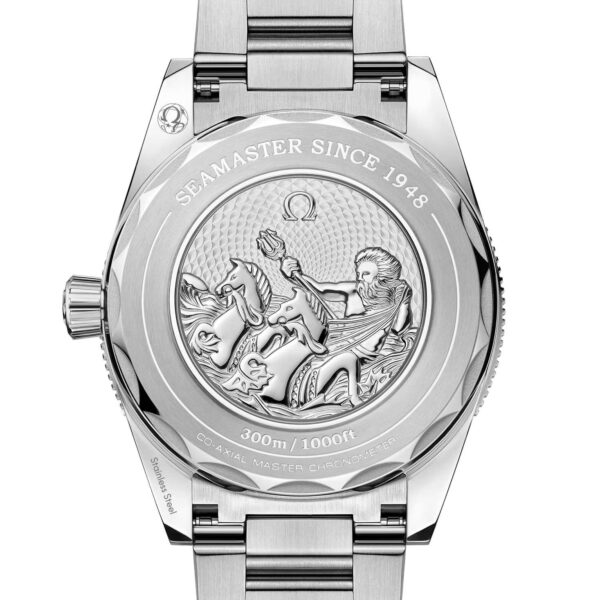 Eine Nahaufnahme der silbernen Rückseite einer OMEGA Seamaster 300 zeigt aufwendige Gravuren. Am Rand ist „Seamaster Since 1948“ eingraviert, mit einem Seepferdchen und Poseidon mit einem Dreizack. Darunter ist der Text „300m/1000ft“ zu sehen.