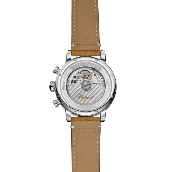 Rückansicht des Chopard Mille Miglia Classic Chronographen mit transparentem Gehäuse, das komplizierte Zahnräder und Komponenten enthüllt. Er hat ein braunes Lederarmband und der Markenname ist zusammen mit anderen kleinen Texten und Markierungen auf der Rückseite eingraviert.