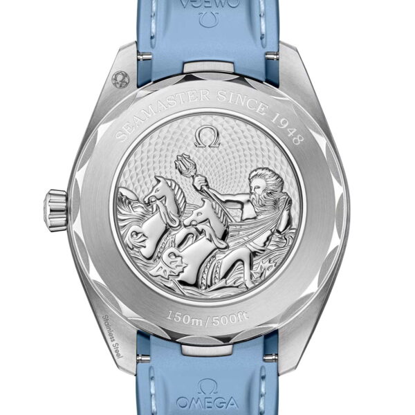 Das Bild zeigt die Rückseite einer OMEGA Seamaster Aqua Terra 150M 75th Anniversary-Uhr mit einem eingravierten Seepferdchendesign und dem Text „Seamaster Since 1948“ sowie „150m/500ft“, gepaart mit einem hellblauen Lederarmband.