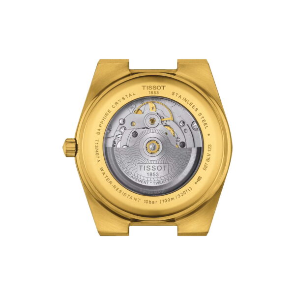 Die Tissot PRX Powermatic 80 verfügt über einen goldenen Gehäuseboden, der einen transparenten Blick auf das mechanische Uhrwerk im Inneren bietet. Sie trägt die Aufschrift „Tissot 1853“ mit Angaben wie „Edelstahl“ und „Wasserdicht 10 bar (100 m/330 Fuß)“.