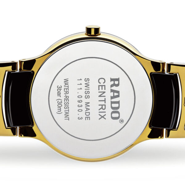 Rückansicht einer Rado Centrix Diamonds-Uhr mit einem Armband aus goldener und schwarzer Keramik. Das silberne Gehäuse ist mit den Gravuren „RADO CENTRIX“, „SWISS MADE“, „111.0929.3“, „WATER-RESISTANT“ und „3 bar (30 m)“ versehen.