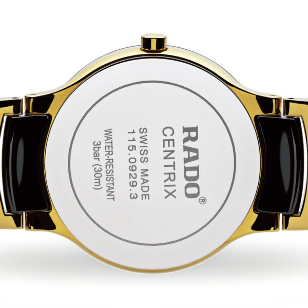 Nahaufnahme der Rückseite einer Rado Centrix Diamonds-Uhr mit einem gold-schwarzen Armband. Der Text lautet „Swiss Made“, Modellnummer „115.0929.3“ und „Wasserdicht 3 bar (30 m)“.