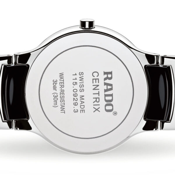 Das Bild zeigt die Rückseite einer Rado Centrix Diamonds-Armbanduhr mit einem silberfarbenen Metallgehäuse mit der Gravur „RADO CENTRIX SWISS MADE 115.0929.3“ und „WASSERDICHT 3 bar (30 m)“. Die Uhr verfügt über ein Armband aus Metall und schwarzer Keramik.