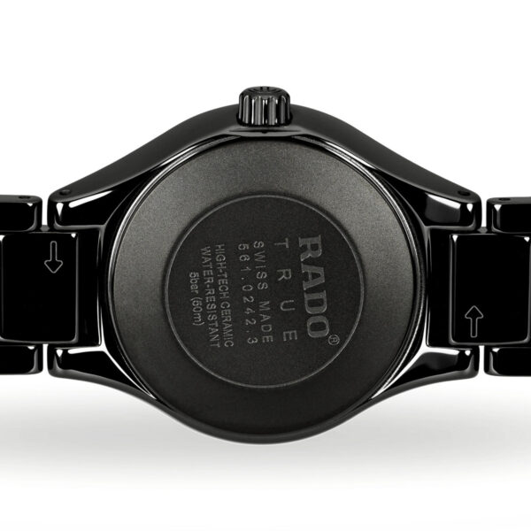 Rückansicht einer glänzend schwarzen Rado True Diamonds-Armbanduhr. Das Gehäuse hat eingravierte Spezifikationen, ein Keramikarmband mit Verschluss und zeigt „Swiss Made“ sowie den Namen des Herstellers.