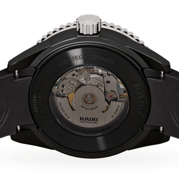 Nahaufnahme einer Rado Switzerland Captain Cook High-Tech Ceramic-Armbanduhr mit transparenter Rückseite, die das komplexe mechanische Uhrwerk zeigt. Das Gehäuse der Uhr ist mit „High-Tech Ceramic“ gekennzeichnet und das Armband ist geprägt.