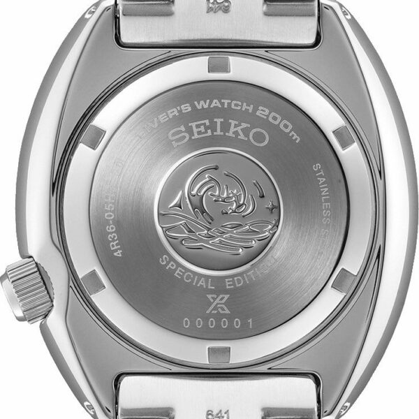 Das Bild zeigt die Rückseite einer Seiko Prospex Sea Tropical Lagoon Taucheruhr mit eingraviertem Text: „Taucheruhr 200 m“, „Seiko“, „Special Edition“ und „Edelstahl“. Es enthält ein dekoratives Emblem und eine Seriennummer.