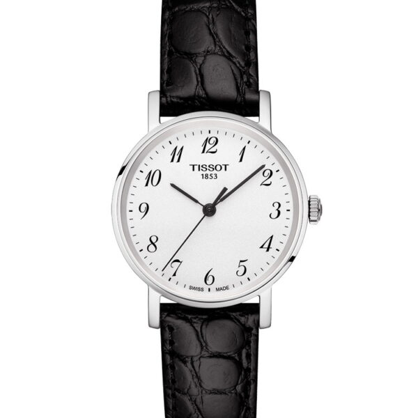 Die Tissot Everytime Lady Uhr verfügt über ein weißes Zifferblatt mit schwarzen arabischen Ziffern und silbernen Zeigern. Sie wird mit einem schwarzen Lederarmband mit Krokoprägung geliefert und hat ein schlichtes Edelstahlgehäuse. Das Zifferblatt zeigt den Markennamen und die Jahreszahl 1853.