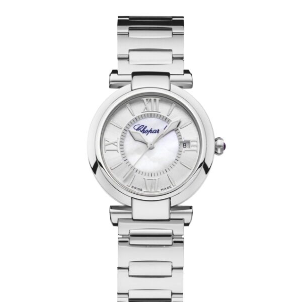 Chopard Imperiale: Eine silberne Armbanduhr mit poliertem Metallarmband und rundem Zifferblatt mit römischen Ziffern bei 3, 6, 9 und 12 Uhr. Blaue Zeiger zeigen auf 10:10 Uhr.