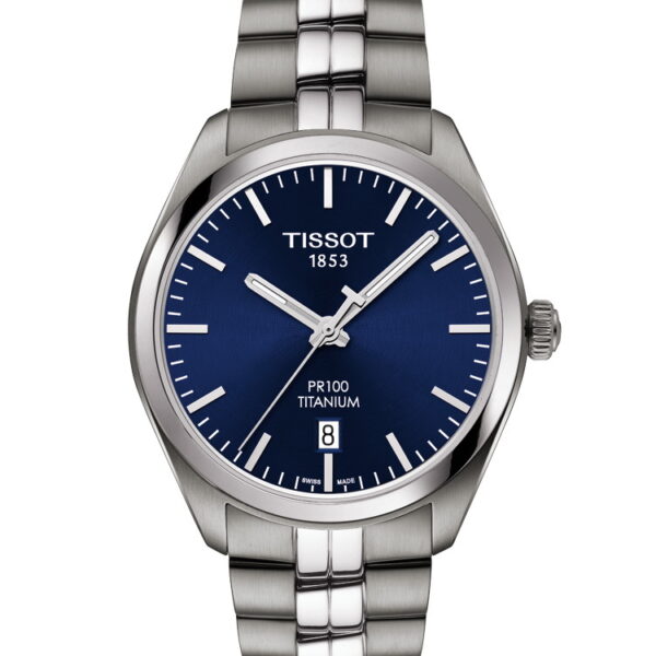 Die Tissot PR 100 Titanium Quartz Armbanduhr besticht durch ein blaues Zifferblatt mit silbernen Stundenmarkierungen, Zeigern und einem Datumsfenster bei 6 Uhr. Sie verfügt über ein poliertes Metallarmband und das Tissot-Logo befindet sich unterhalb der 12-Uhr-Markierung.