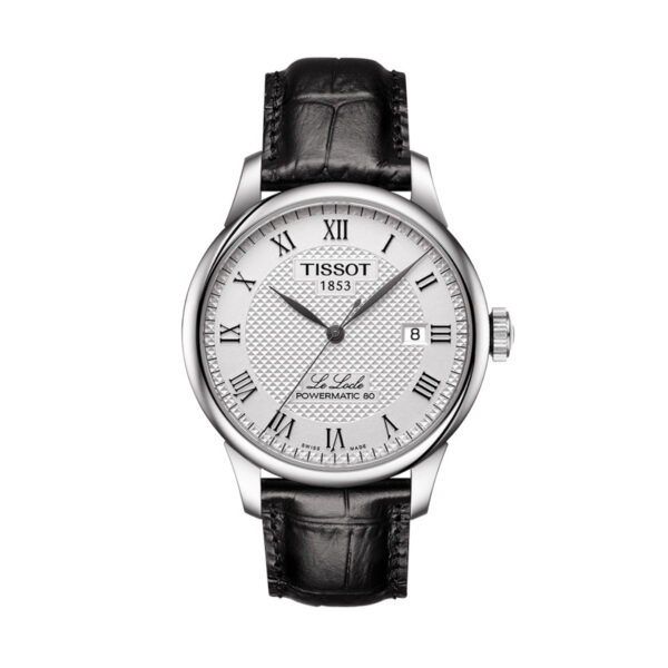 Die Armbanduhr Tissot Le Locle Powermatic 80 verfügt über ein silbernes Zifferblatt mit schwarzen römischen Ziffern, ein Datumsfenster und wird durch ein schwarzes Lederarmband und ein silbernes Gehäuse vervollständigt.