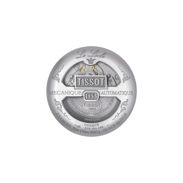 Die Rückseite der silbernen Uhr Tissot Le Locle Powermatic 80 zeigt komplizierte Gravuren mit den Texten „LE LOCLE“, „MÉCANIQUE“, „AUTOMATIQUE“ und „SWISS MADE“ sowie ein dekoratives Emblem und technische Details.