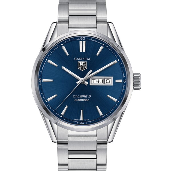 Die TAG Heuer Carrera ist eine silberne Armbanduhr mit blauem Zifferblatt, silbernen Stundenmarkierungen und einem Edelstahlarmband. Sie zeigt Tag und Datum an und trägt das Markenlogo sowie die Aufschrift „Calibre 5 Automatic“ auf dem Zifferblatt.