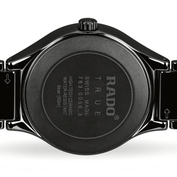 Die Rückseite der Rado True Automatic Armbanduhr zeigt Gravuren: „RADO“, „TRUE“, „SWISS MADE“, eine Seriennummer, Materialangaben und Angaben zur Wasserdichtigkeit. Sie verfügt über ein Keramikarmband mit Richtungspfeilen.