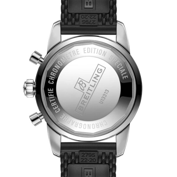 Das Bild zeigt die Rückseite einer Breitling Superocean Héritage II 44 Armbanduhr mit Edelstahlgehäuse und schwarzem Kautschukarmband. Die Gravuren lauten „Chronomètre Certifié“, „Édition Spéciale“ sowie das Breitling-Logo und die Modellnummer.