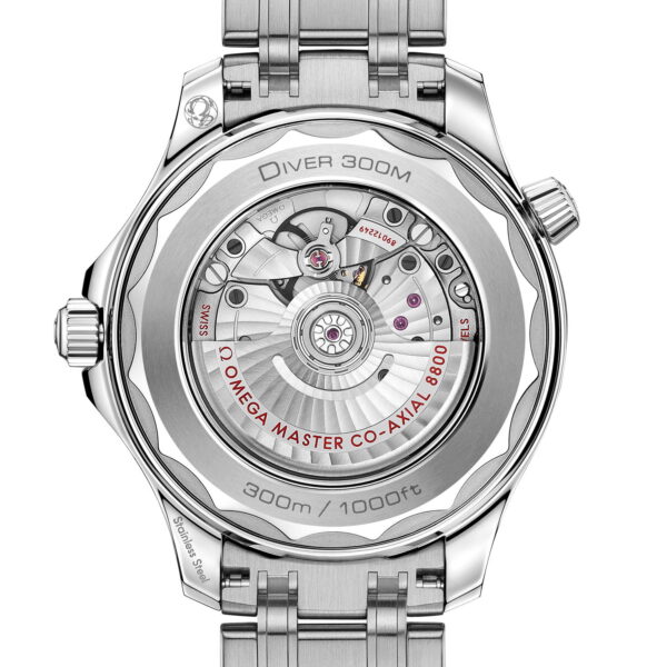 Das Bild zeigt die Rückseite einer OMEGA Seamaster Diver 300M Armbanduhr mit transparentem Gehäuse, das den Blick auf das komplexe mechanische Uhrwerk freigibt. Es trägt die Aufschrift „Omega Master Co-Axial 8800“, und das Armband besteht aus polierten Metallgliedern.