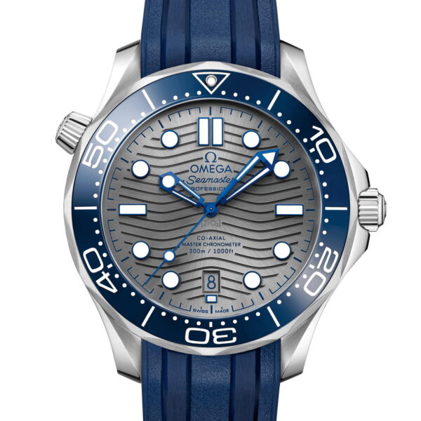 Die OMEGA Seamaster Diver 300M ist eine Luxusuhr mit rundem Gehäuse, blauem Kautschukarmband und blauer Lünette mit weißen Markierungen. Sie verfügt über ein graues Zifferblatt mit Wellenmuster, leuchtenden Indizes und Zeigern sowie einem Datumsfenster bei 6 Uhr.