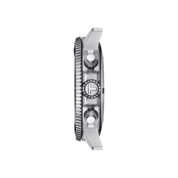 Seitenansicht des Tissot Seastar 1000 Chronographen, einer silbernen Armbanduhr mit drehbarer Lünette, zwei Drückern und seitlicher Krone. Das schlichte und moderne Design unterstreicht Präzision und Handwerkskunst.