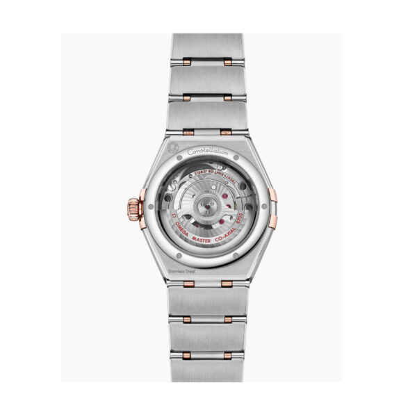 Die OMEGA Constellation Manhattan verfügt über ein luxuriöses Edelstahlarmband und einen transparenten Gehäuseboden, der den Blick auf die komplexen mechanischen Komponenten freigibt, die mit dezenten Roségold-Details akzentuiert sind.