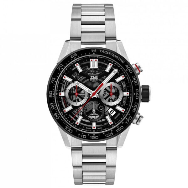 Der silberne Chronograph TAG Heuer Carrera verfügt über eine schwarze Tachymeterlünette, ein Mehrzifferblatt mit roten und weißen Akzenten, silberne Stundenmarkierungen und ein Metallarmband.