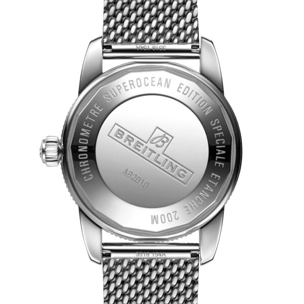 Das Bild zeigt die Rückseite einer Breitling Superocean Heritage B20 42-Uhr mit einem Metallarmband aus Mesh und Gravuren, darunter der Markenname, Modelldetails und „CHRONOMETRE SUPEROCEAN EDITION SPECIALE ETANCHE 200M“ für die Wasserdichtigkeit.