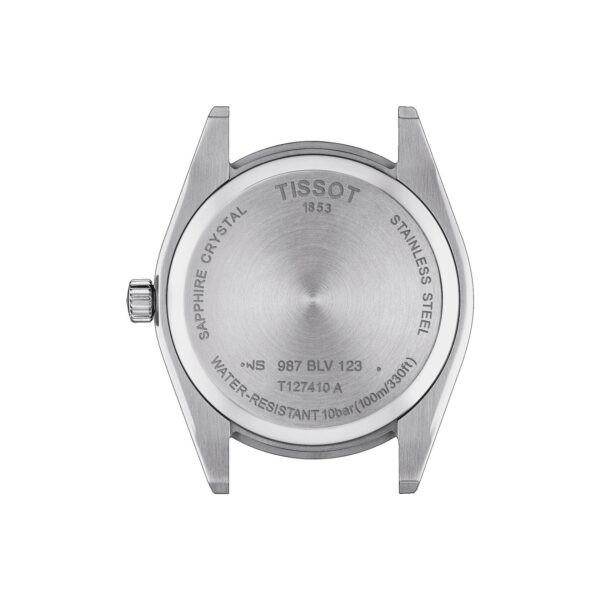 Auf der Gehäuserückseite einer Tissot Gentleman-Uhr sind die Gravuren „Saphirglas“, „Edelstahl“, Modelle T127.410.A, 987 BLV 123, wasserdicht bis 10 Bar (100 m/330 Fuß) und die Jahreszahl 1853 zu sehen, mit der Krone auf der linken Seite.