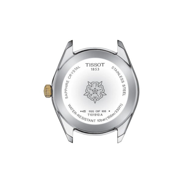 Die Rückseite einer Tissot PR 100 Sport Chic-Uhr verfügt über ein Edelstahlgehäuse mit Gravuren: „Tissot 1853“, „Saphirglas“, „Edelstahl“, „Wasserdicht 10 Bar (100 m/330 Fuß)“ und eine dekorative Windrose.