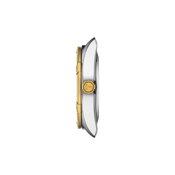 Seitenansicht der Tissot PR 100 Sport Chic Armbanduhr, die ihr schlankes Profil betont. Die Uhr verfügt über eine goldene Krone und ein zweifarbiges Gold- und Silberarmband, was ihr schlankes und elegantes Design vor einem schlichten weißen Hintergrund unterstreicht.