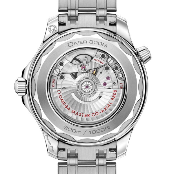 Das Bild zeigt die Rückseite einer OMEGA Seamaster Diver 300M Uhr mit transparentem Gehäuse, das komplexe Zahnräder und Komponenten freigibt. „Diver 300M“ und „Omega Master Co-Axial 8800“ sind rot in das Edelstahlgehäuse eingraviert.
