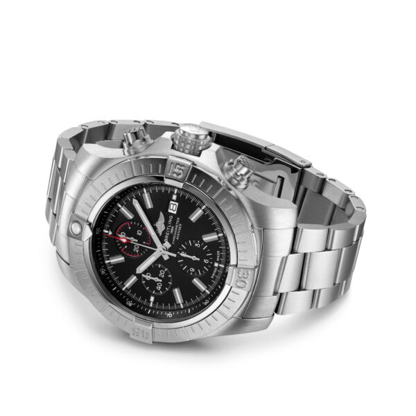 Der Breitling Avenger Chronograph 48 ist eine Edelstahluhr mit schwarzem Zifferblatt, silbernen Indizes und drei Hilfszifferblättern. Er verfügt über ein Datumsfenster bei 3 Uhr, eine drehbare Lünette, ein Metallgliederarmband und markante Seitendrücker mit Krone.