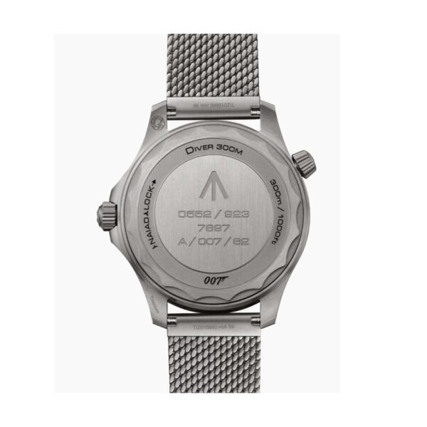 Nahaufnahme der Rückseite einer OMEGA Seamaster Diver 300M 42 mm mit Mesh-Armband, mit Gravuren wie „DIVER 300M“, „007“ und alphanumerischen Details. Die Ränder weisen ein Wellenmuster auf, oben ist ein Logo eingraviert.