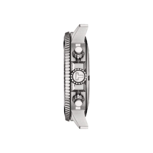 Seitenansicht der Tissot Seastar 1000 Chronographen-Armbanduhr mit strukturierter silberner Lünette, Krone und Knöpfen. Das Bild hebt das schlanke Profil und die Metalloberfläche der Uhr vor weißem Hintergrund hervor.