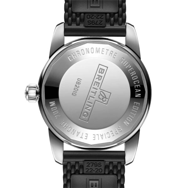 Die Breitling Superocean Heritage II B20 42 präsentiert auf der Rückseite ihr eingraviertes Logo mit dem Text „Chronometre Superocean Edition Speciale Etanche 200M“, ergänzt durch ein Edelstahlgehäuse und ein strukturiertes schwarzes Band.