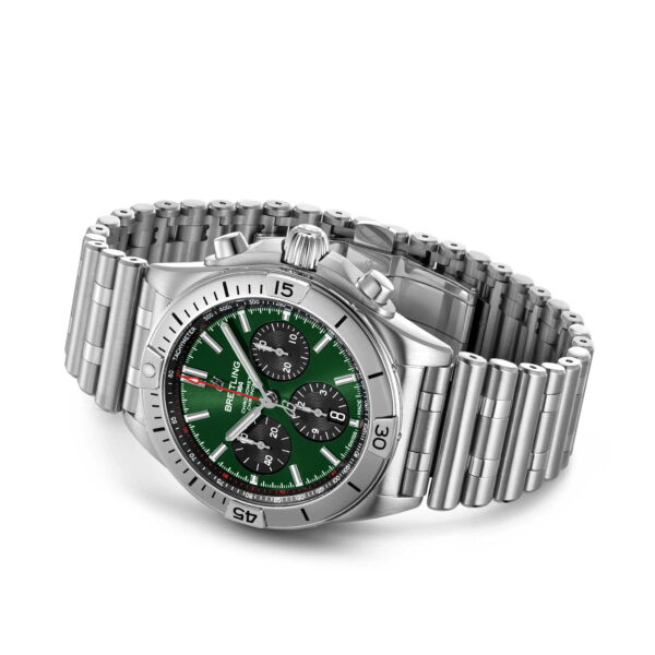 Die Breitling Chronomat B01 42 ist ein Chronograph aus Edelstahl mit grünem Zifferblatt, schwarzen Hilfszifferblättern, einer Lünette mit gravierten Ziffern und seitlichen Drückern. Das polierte Metallarmband rundet das elegante Design ab.