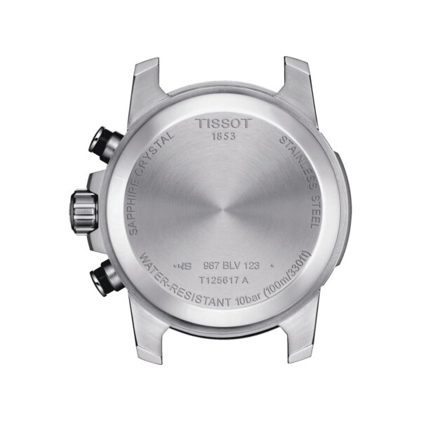 Rückansicht eines Tissot Supersport Chrono Edelstahlgehäuses mit Gravuren: „Saphirglas“, „Wasserdicht bis 10 bar (100 m/330 Fuß)“ und Modellnummern. Mit zwei seitlichen Drückern und geriffelter Krone.