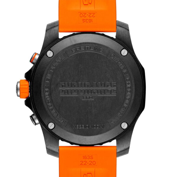 Die Breitling Endurance Pro besticht durch ein schwarzes Gehäuse mit orangefarbenen Akzenten und einem orangefarbenen Armband. Die gravierte Rückseite zeigt den Markennamen und Text, ergänzt durch zwei orangefarbene Seitenknöpfe.