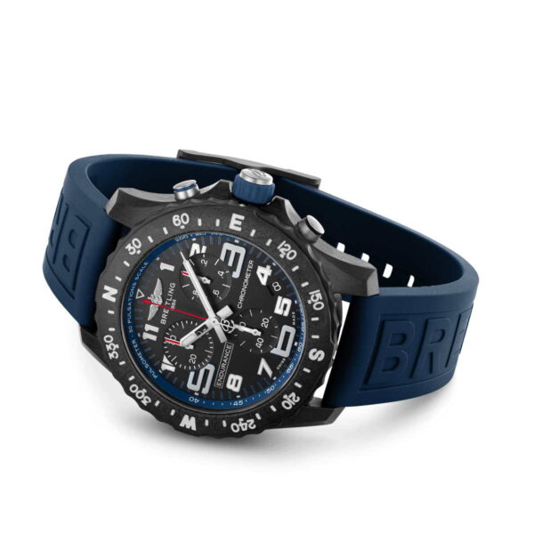 Die Breitling Endurance Pro ist eine schwarz-blaue Armbanduhr mit digital-analoger Rundanzeige, die verschiedene Zifferblätter und Zahlen aufweist. Das schwarze Gehäuse und das blaue Armband mit erhabenen Buchstaben verleihen ihr ein robustes, sportliches Design.