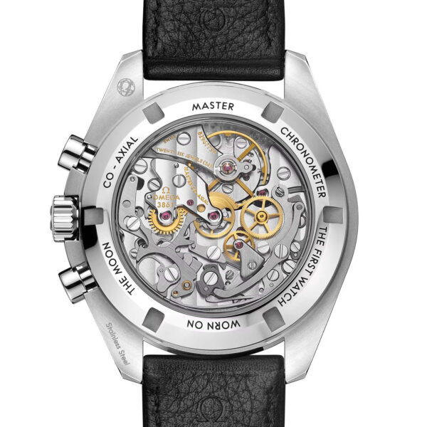 Das Bild zeigt die Rückseite einer OMEGA Speedmaster Moonwatch Professional. Sie präsentiert komplexe mechanische Komponenten, Zahnräder und Inschriften durch ein transparentes Gehäuse. Das schwarze Lederarmband ist ebenfalls vorhanden.