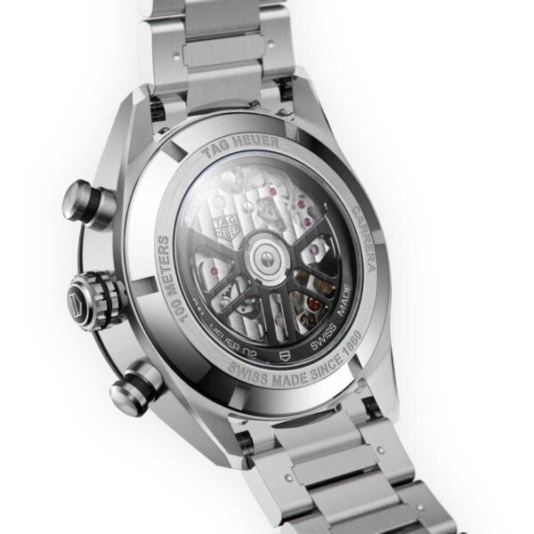 Das Bild zeigt eine Nahaufnahme einer TAG Heuer Carrera Calibre Heuer 02 Luxusuhr mit Edelstahlarmband. Der transparente Gehäuseboden gibt den Blick auf das komplexe mechanische Uhrwerk und die Zahnräder frei, die als wasserdicht bis 100 Meter gekennzeichnet sind.